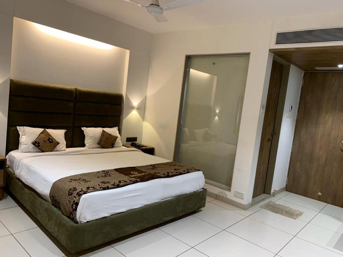 Hotel Regency Surat Exterior photo